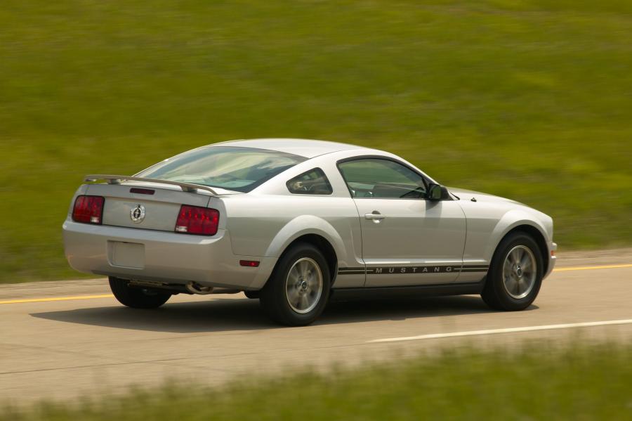  Ford Mustang 2005 года  (фото 15 из 26)